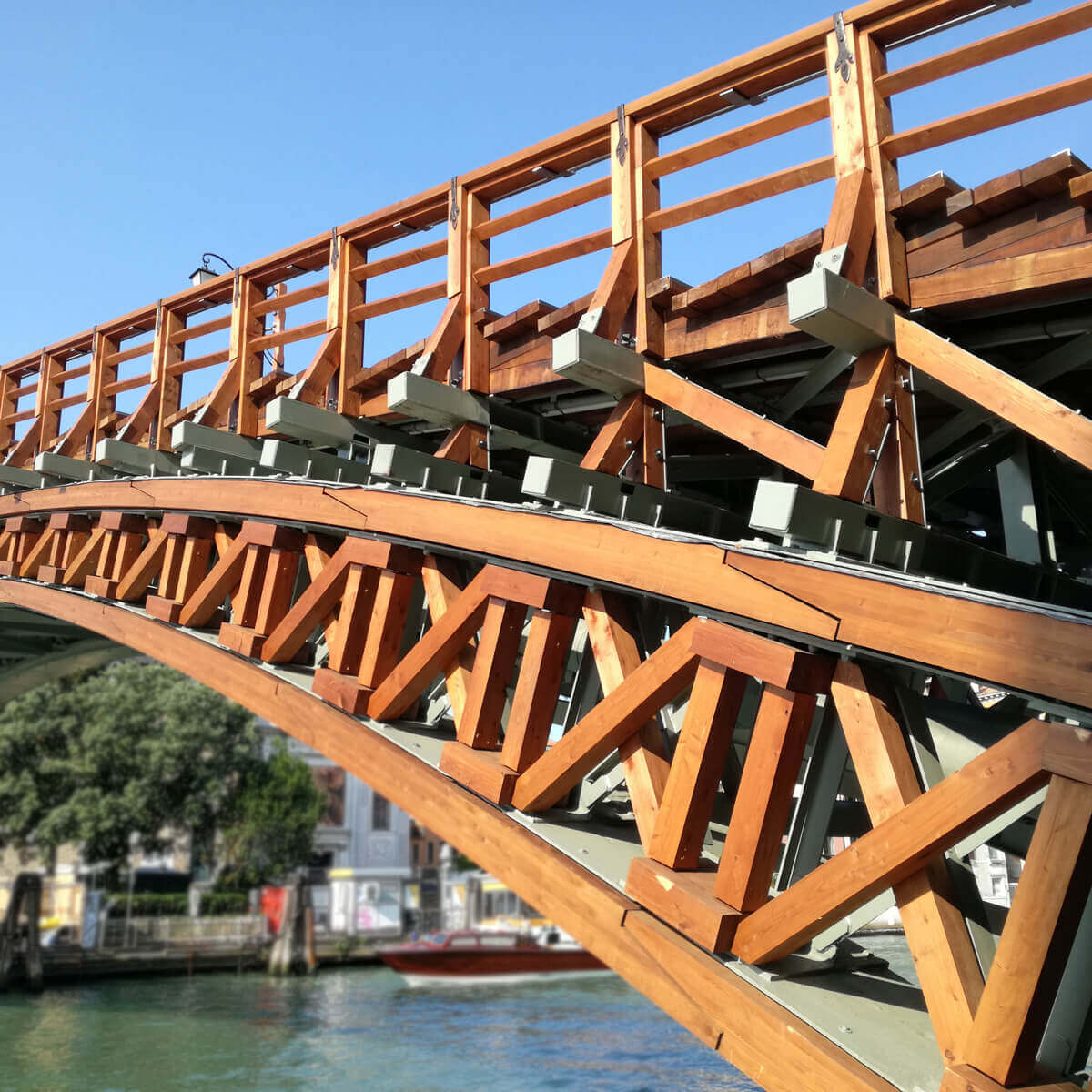 Grosso-Legnoarchitetture-struttura-in-legno-speciali-ponte-dell-accademia-venezia